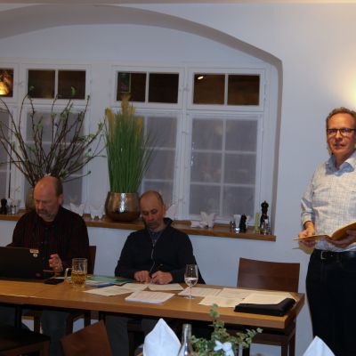 008 Peter eröffnet die Versammlung